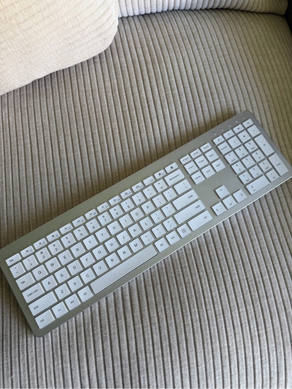 Slim Wireless Keyboard in Silver and White - Compatible with Laptops & Computers